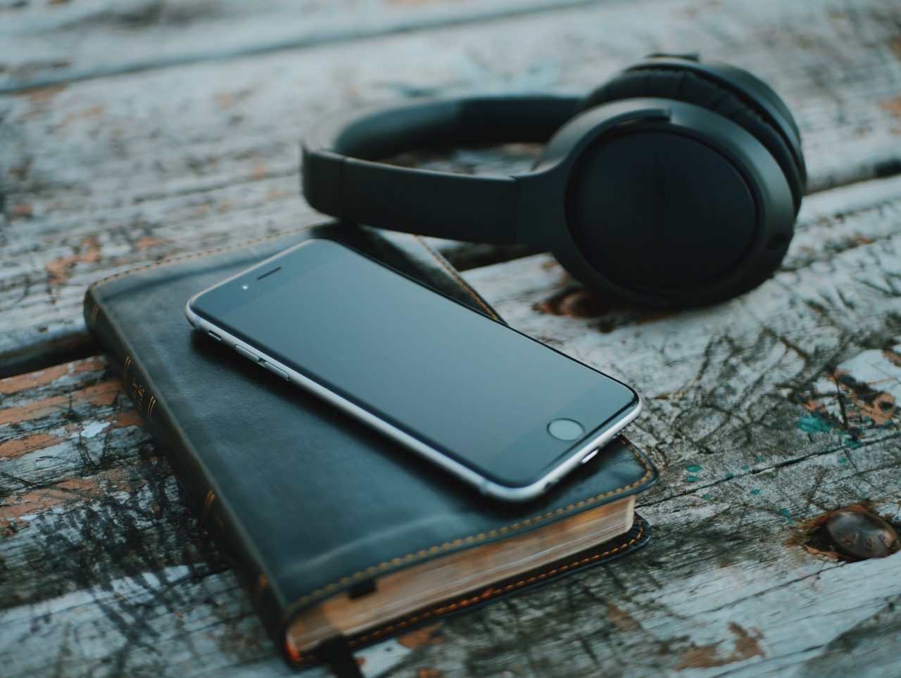 Relaks i dobre samopoczucie w miejscu pracy: Czy słuchanie audiobooków oraz treści ASMR pomaga?